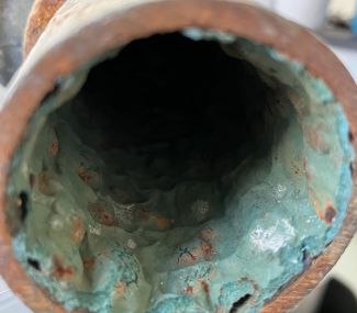 Verrostete Trinkwasserleitung mit einer porösen Innenbeschichtung und Blasenbildung
