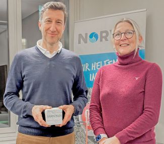 Norva-24-Geschäftsführer Bertolt Gärtner mit RSV-Geschäftsführerin Reinhild Haacker