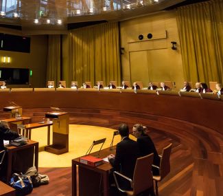 Gerichtssaal des Europäischen Gerichtshofs mit Richtern, Anwälten und Zuschauern
