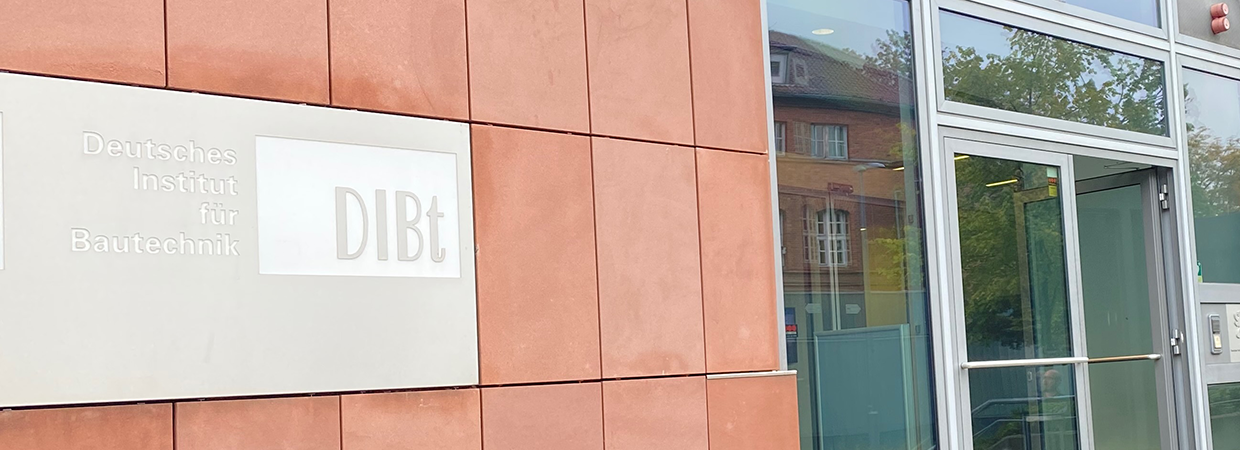Türschild am Eingang Deutsches Institut für Bauchtechnik DIBt